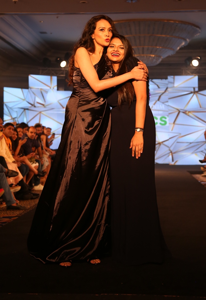 Dipaanita Sharma as showstopper for Nidhi Mumnim at IFW (3)