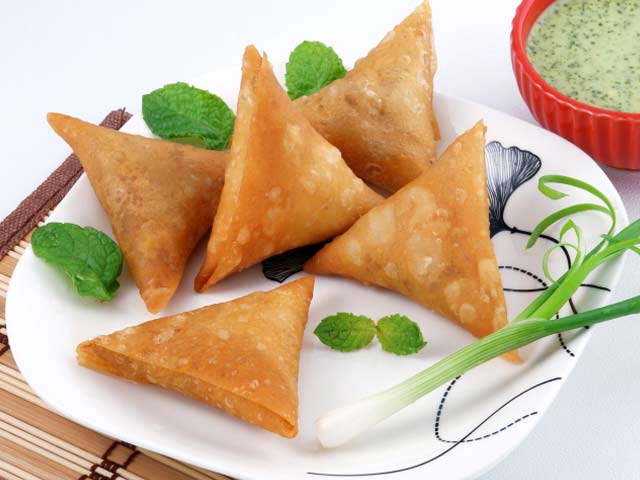 kheema-samosa-lal-hit-review