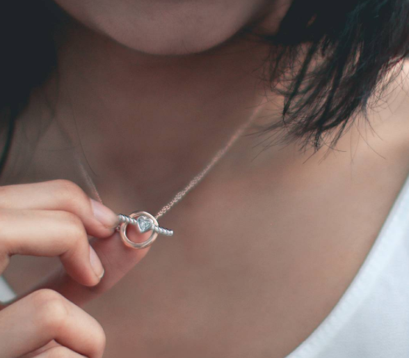 Caratlane-diamond-necklaces
